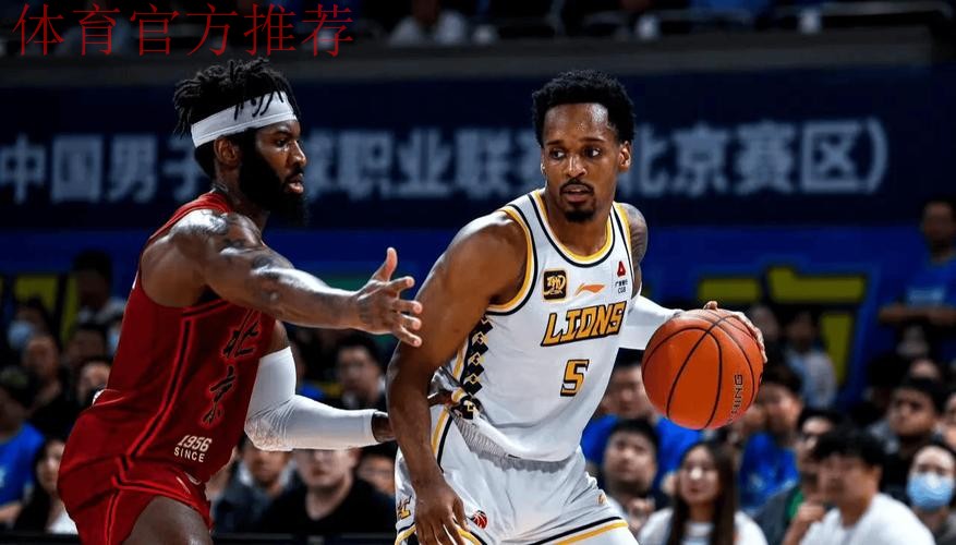 布朗抢断强起飞身上空篮不中,广厦仍落后14分 布朗抢断强起飞身上空篮不中,广厦仍落后14分